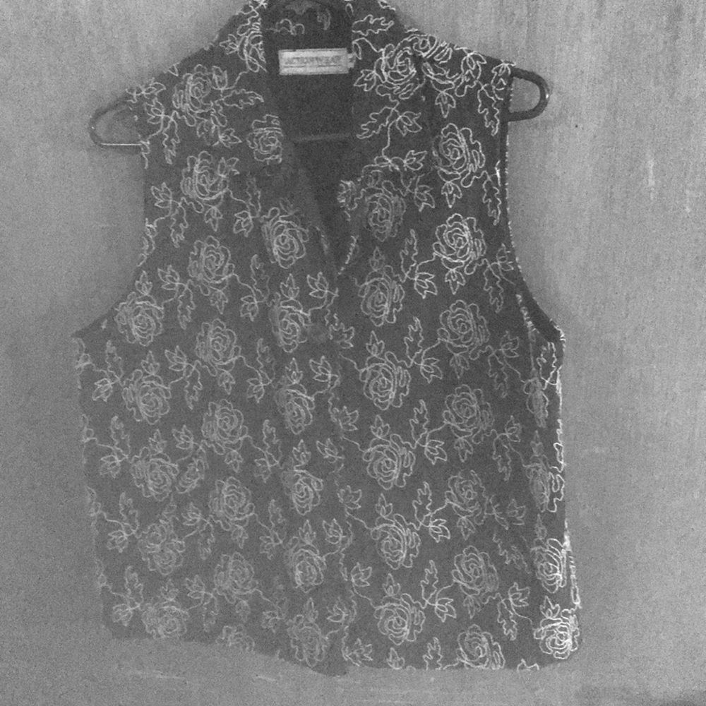 Rose bud vest black